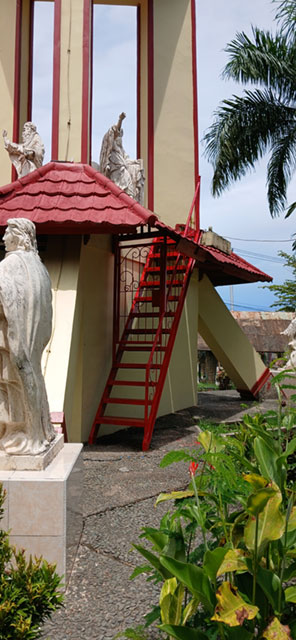 Dokumentasi Pintu dan Tangga untuk naik ke atas Menara Lonceng Gereja
