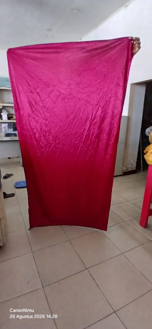 Dokumentasi Kain Merah Maron untuk Pilar (2m x 1m)