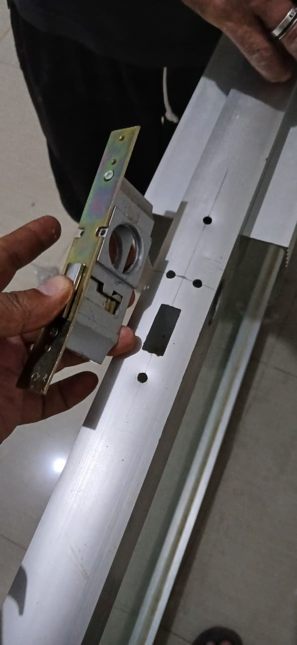 Dokumentasi Perbaikan Pintu ruangan panel Listrik Aula LEO lantai 2
