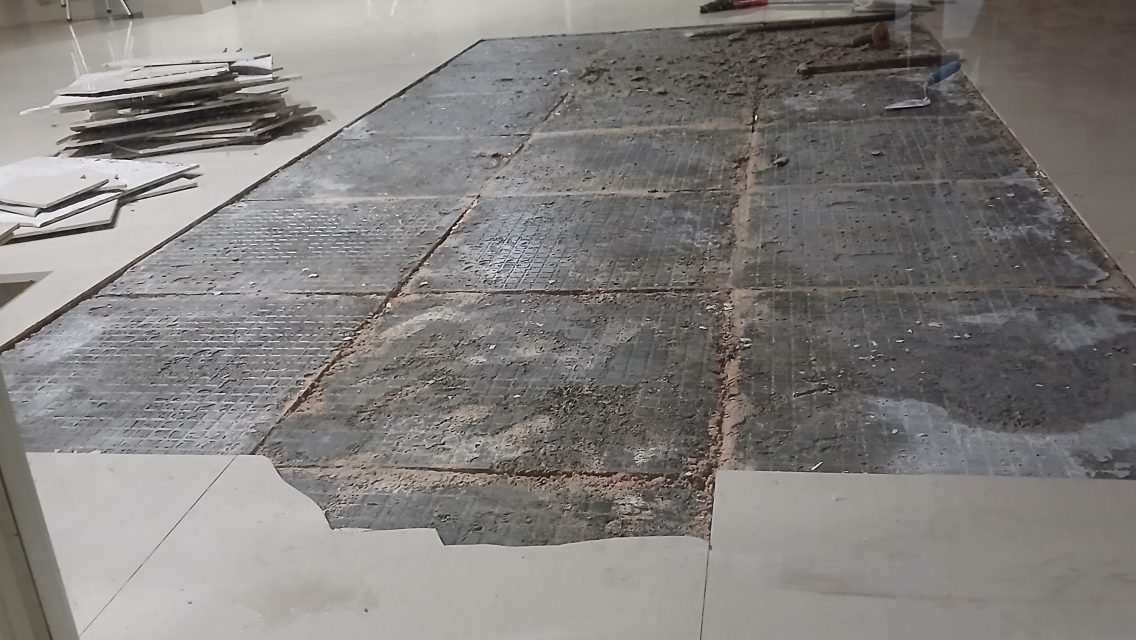 Dokumentasi Perbaikan Keramik di Aula Lux Oriente Lantai 2