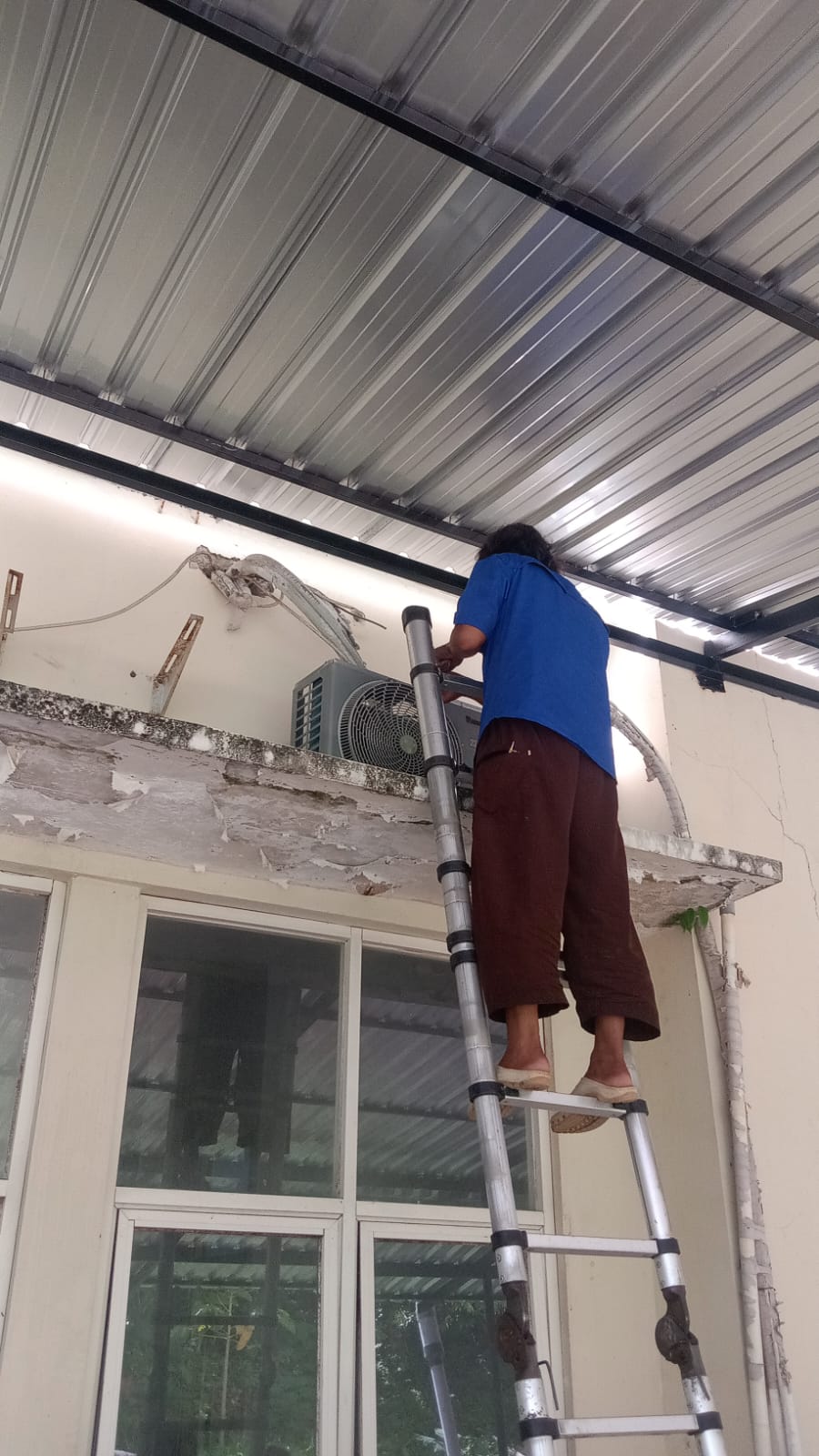 Dokumentasi Perbaikan AC 1.5Pk di ruang Dewan Paroki